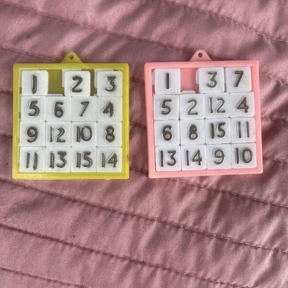 Lot of 2 VTG 1950s 15 Number Sliding Puzzles Handheld Plastic Brain‎ Teasers Toy